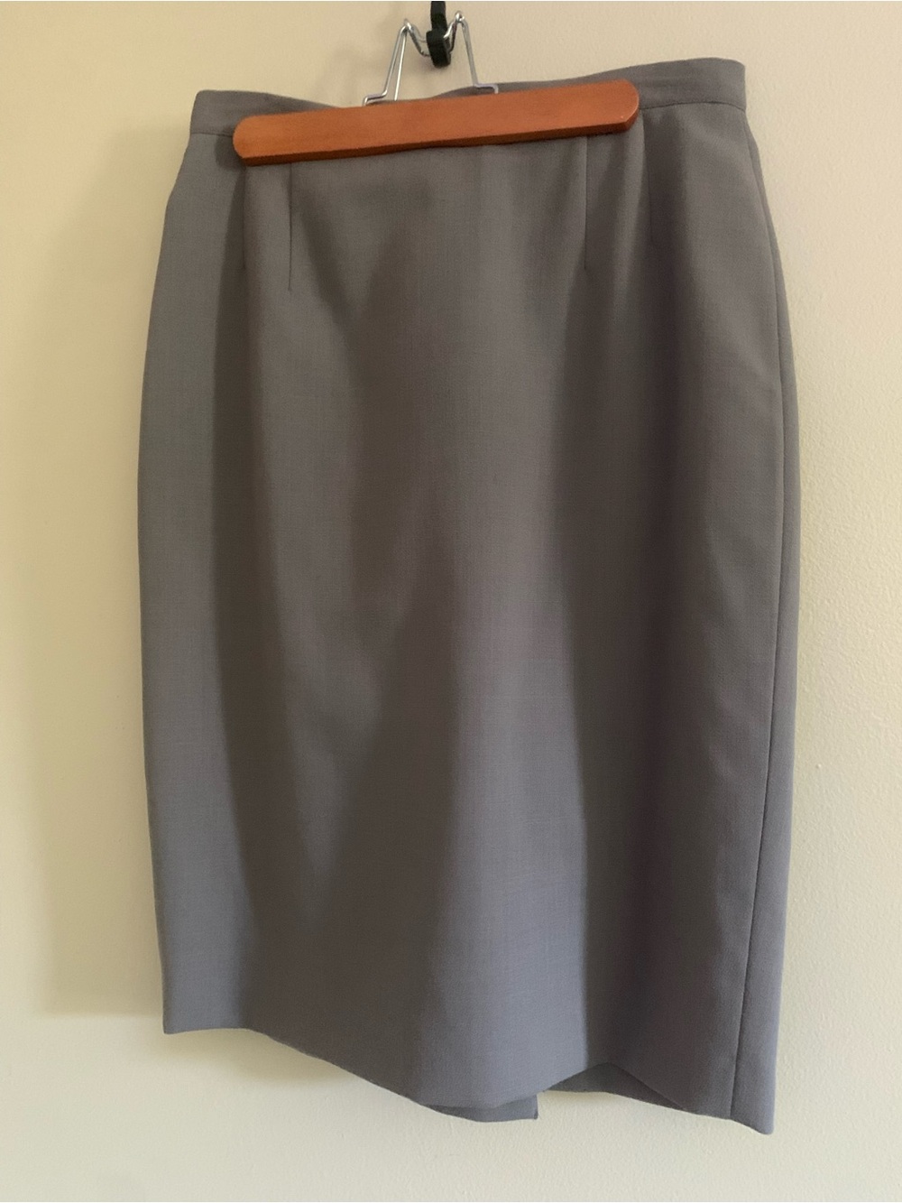 Giorgio Armani Mid-Length Tailored Gray Pencil Skirt